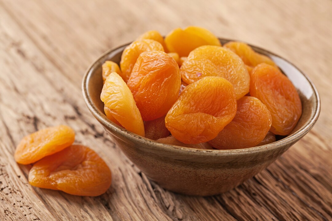 Gedroogde abrikozen: de voor- en nadelen