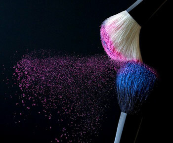Brug af beskidte børster og make-up svampe