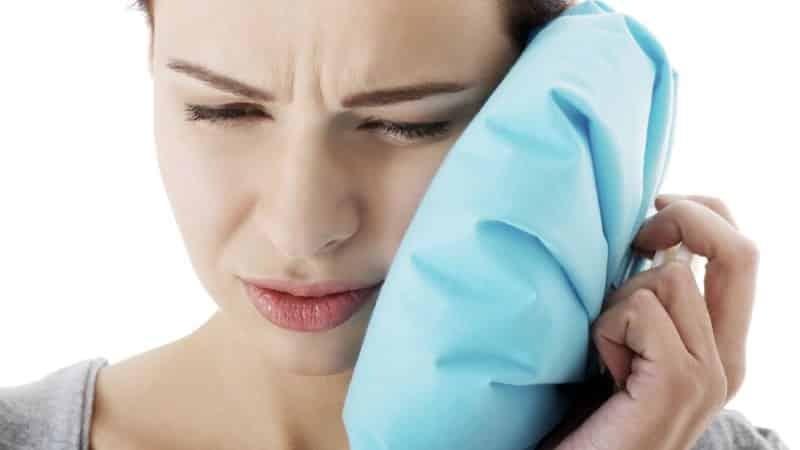 Het vermindert de kaak tijdens de slaap en geeuw: oorzaken en wat te doen