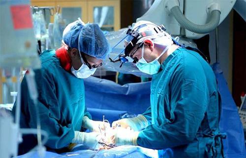 Ha a konzervatív kezelés nem vezet eredményre, a betegeket sebészeti beavatkozásnak vetik alá