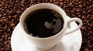 Starkt kaffe i en kopp