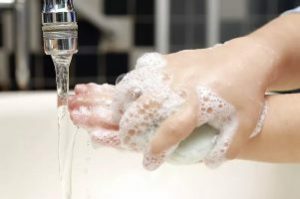 Man wäscht seine Hände mit Seife