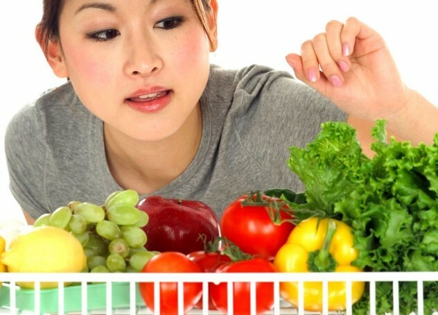 A mulher escolhe frutas e legumes