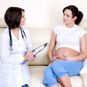 arts communiceert met de zwangere vrouw - binnenshuis