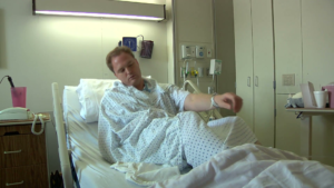 El hombre se levanta de una cama de hospital