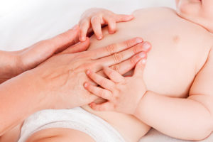 Masaje abdominal para un bebé