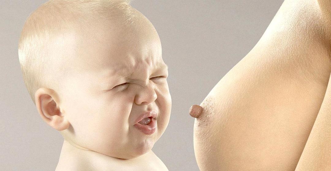 El bebé rechaza la leche materna.
