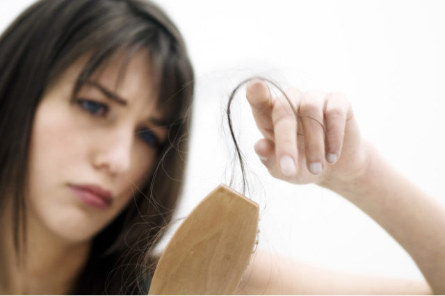 I capelli cadono molto male: ragioni e soluzioni