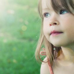Příčiny modřiny pod očima dítěte