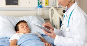 A criança é levada para o hospital