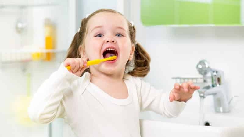 Kapan mulai menyikat gigi anak: pada usia berapa