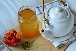 Folk Heilmittel für Grippe - Abkochung von Hagebutten mit Honig
