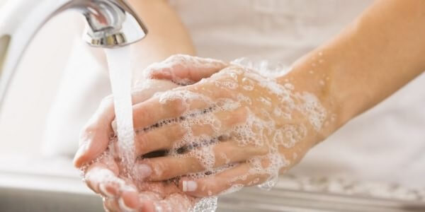 Handen wassen als preventie van infectie met wormen