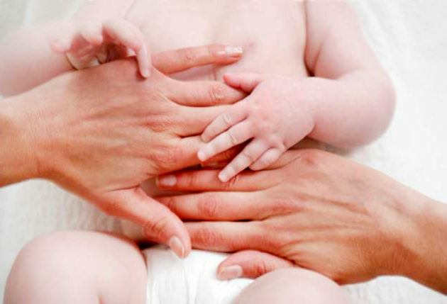 Massagem para a constipação em bebês