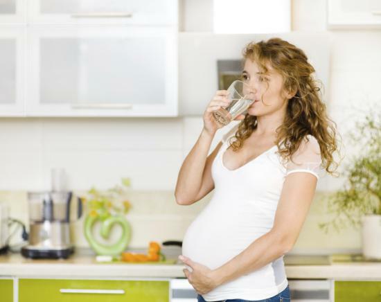 Vid konstaterad graviditet är omöjligt att dricka mycket vätska