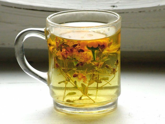 chá de ervas em uma caneca