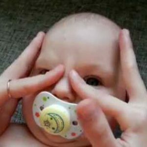 olhos massagem do bebê