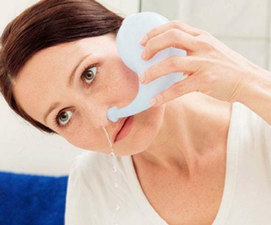 hoe u uw neus te wassen met een zoutoplossing