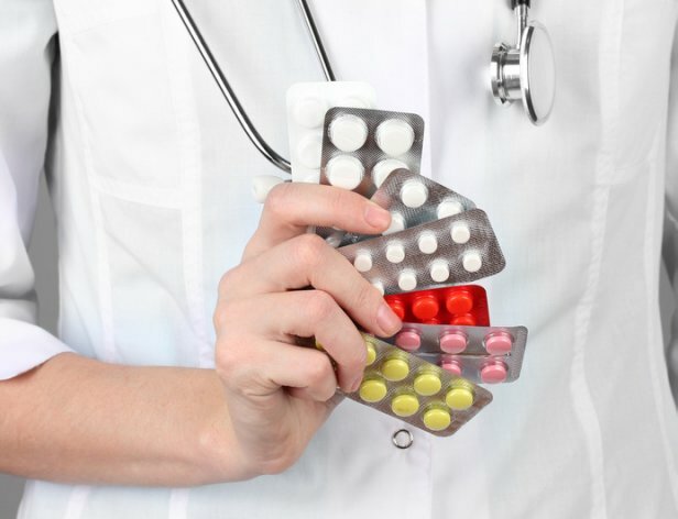 Close-up van vrouwelijke arts de hand houden van pillen,