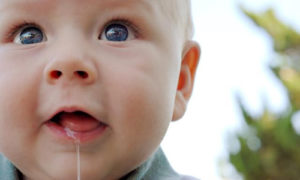 Vómitos durante la dentición en los niños: ¿se puede hacer algo?