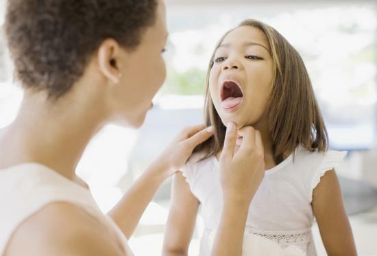 Lapsella on limaa kurkussa: tarvittavista toimenpiteistä?