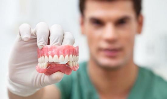 ¿Cuál es el costo de los dientes protésicos y cuáles son los tipos?