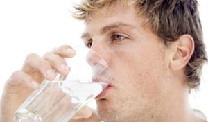 Homem bebe agua