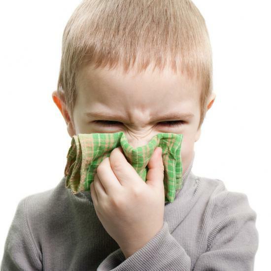 I genitori sono preoccupati, che per curare il comune raffreddore nei bambini