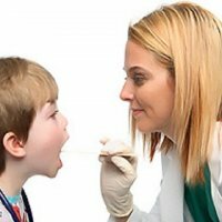 Infección fúngica en la garganta de los niños