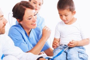 Criança na consulta médica