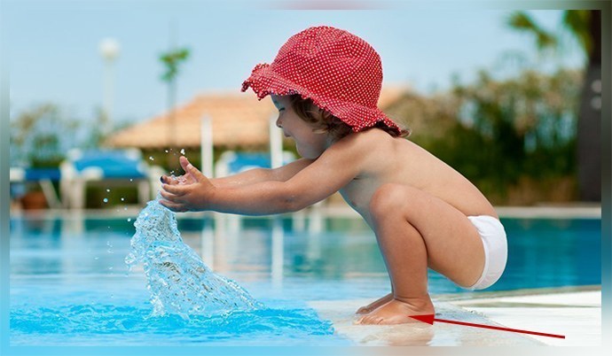 Criança descalça na piscina