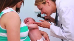Exame por um pediatra de um recém-nascido