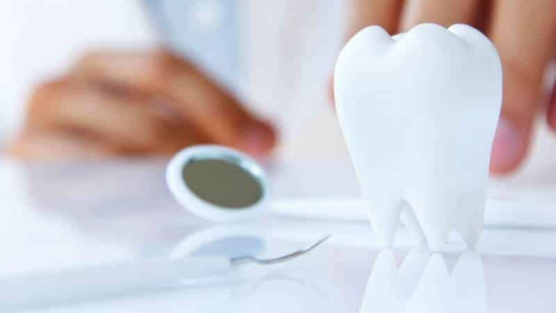 Irrotettava hammasproteesit on yläleuan: osittainen, täydellinen, kuva