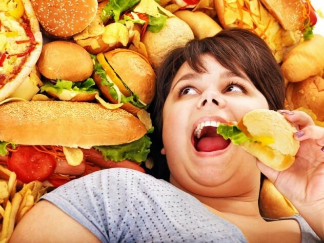 Mulher muito completa comer fast food