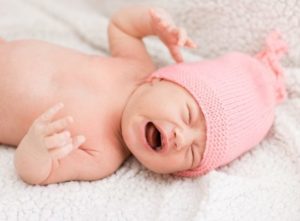 Cólico en el abdomen de un niño.