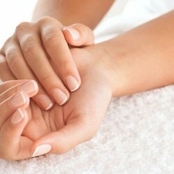 Berjabat tangan: gejala, sebab dan pengobatan