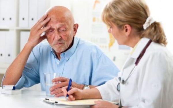 Em homens com mais de 50-60 anos de idade, o risco de tumor maligno do esôfago aumenta significativamente