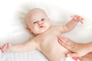 Masaje de barriga de bebé