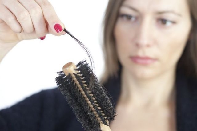 Mucho la caída del cabello: ¿qué hacer