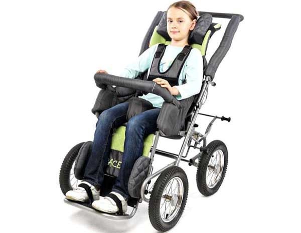 Ein Kinderwagen für zerebrale Lähmung