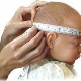 Anomálie mozku a míchy u novorozence