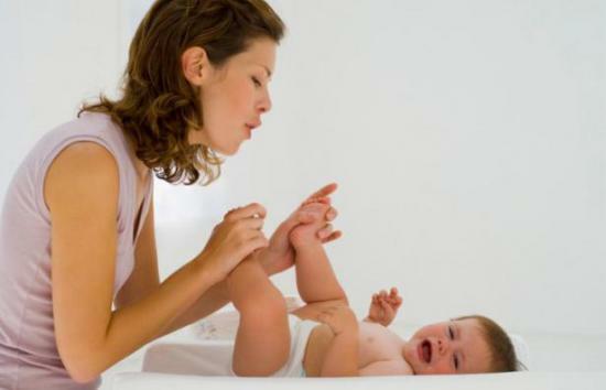 Ką daryti, jei kūdikis vidurių užkietėjimas, nei tėvai gali padėti vaikui