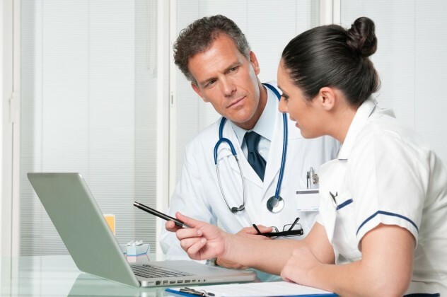 Ärzte untersuchen das Material auf einem Laptop