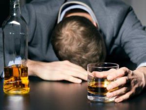 Vómitos con sangre: causas en un adulto y un niño